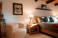 Modern Mountain Chalet Minutes from Skiing & Attractions