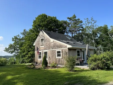 Waterfront cottage with deep water dock, ocean front. Отели в г. Waldo County