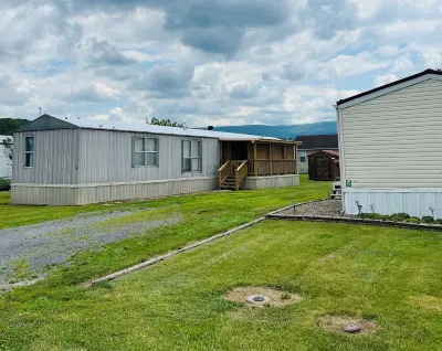 Comfy Mobile Home located minutes from restaurants and venues.