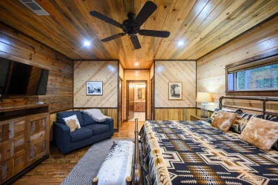 Trophy Buck Lodge - 5 bedroom + 5 ensuite bath Luxury Cabin - Centrally Located