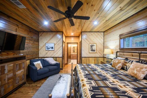 Trophy Buck Lodge - 5 bedroom + 5 ensuite bath Luxury Cabin - Centrally Located