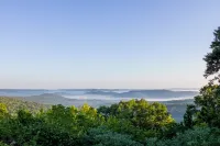 Fun cottage w/VIEW, minutes to downtown Eureka Springs, Beaver Lake, White River