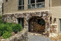 The newest and largest edition to the Wintergreen Retreat portfolio! Hotels near Devils Knob Overlook