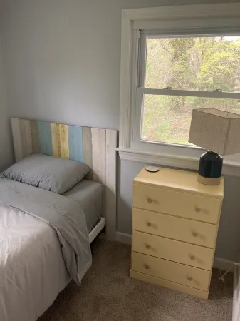 Craigsville beach cottage located .4 walking distance to the Beach! Отели в г. Барнстейбл