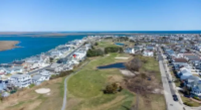 Pristine, airy beach home: sunsets, surf, golf, AC