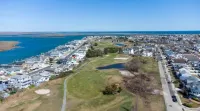 Pristine, airy beach home: sunsets, surf, golf, AC Hotels near Shark Park