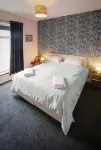 Superking beds, spacious and comfortable first floor apartment near town centre