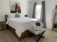 Quaint 2 Bedroom Flat Downtown Hotels in Cloverdale