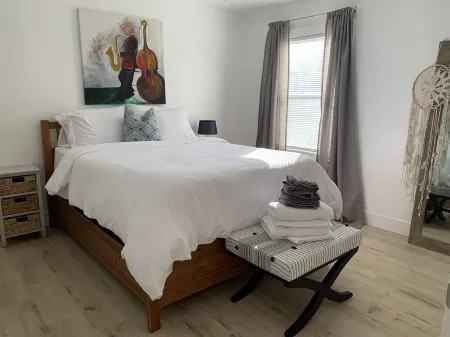 Quaint 2 Bedroom Flat Downtown