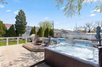 Hot tub open all year! Private heated pool, sleeps 10 near downtown New Buffalo! Hotels in New Buffalo