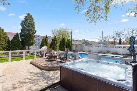 Hot tub open all year! Private heated pool, sleeps 10 near downtown New Buffalo!