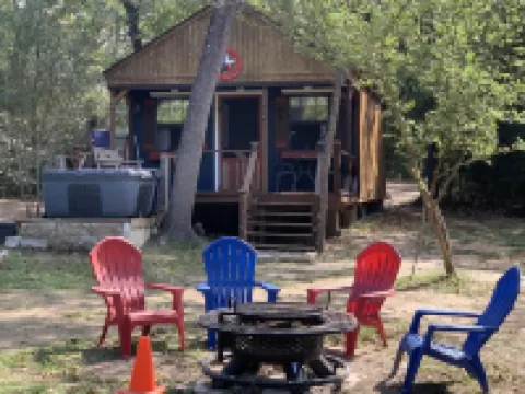 Private Cabin with hot tub. Nestled in the Woods just off Lake Limestone, Texas.