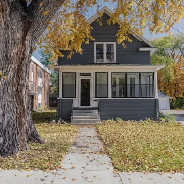 *HOT TUB* Character home minutes to downtown Fargo & NDSU!