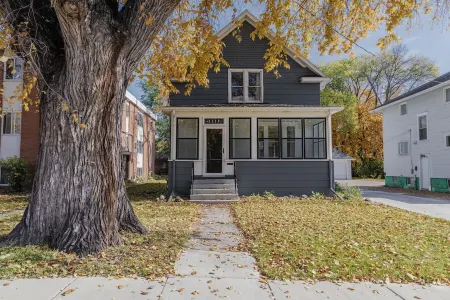 *HOT TUB* Character home minutes to downtown Fargo & NDSU!