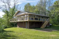 Unhurried Rapids Hideaway; charming 3-bedroom house with WiFi & AC in Stephenson