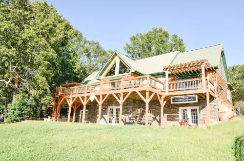 Private Lakefront Log House with Boat Dock