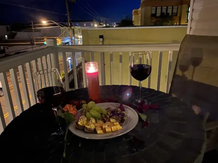 NEW! Corner Townhouse: 3BR, 2 balcony home, 2 blocks to beach! Отели рядом с достопримечательностью «Wildwood Boardwalk»