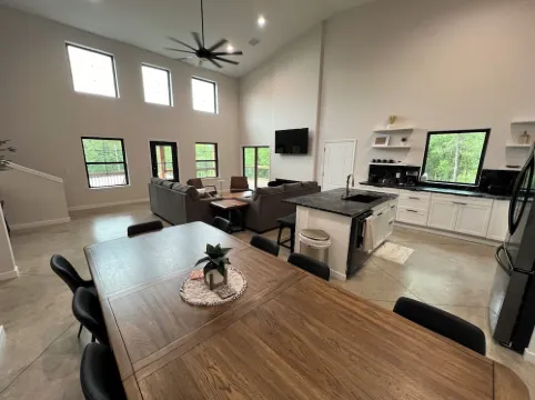 Cozy cabin SLEEPS 15 on Lake Tenkiller!