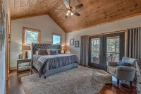 ⛰Blue Ridge Luxury Cabin★Sunset★View★Hot Tub★Games Hotels near Expedition Bigfoot Adventure Outpost