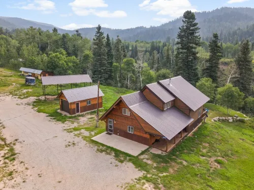 Welcome to Lemon Lodge! Relax and unwind in this private and secluded cabin.