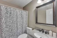 Beautiful 2 bedroom home located by Airport