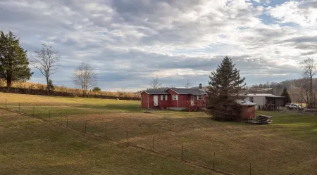 The Rocky Mount: Cozy cabin atop The New River Gorge
