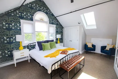 Loft on Main - DWTN, Beach, PVT Deck, Coffee Bar