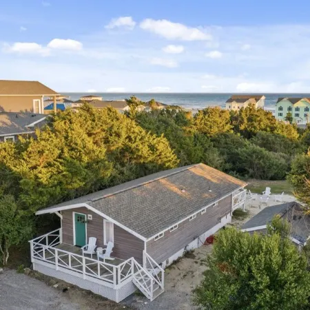 The Emerald Cottage - renovated 1950s beach cottage one block to beach , hot tub