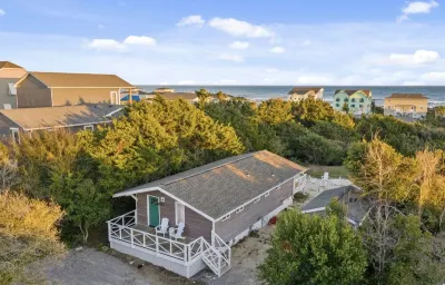 The Emerald Cottage - renovated 1950s beach cottage one block to beach , hot tub