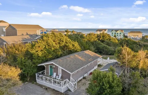 The Emerald Cottage - renovated 1950s beach cottage one block to beach , hot tub