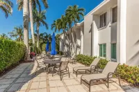 BEACH DREAMING Luxury condo, newly renovated on 5th Ave; Steps to beach & dining