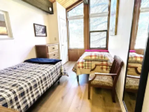 Attractive all-season townhome! Less than 10 min to Northstar, 3 min to beach! Hotels in Kings Beach