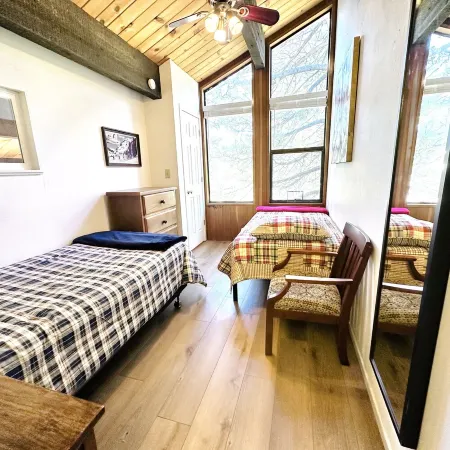 Attractive all-season townhome! Less than 10 min to Northstar, 3 min to beach! Отели рядом с достопримечательностью «Государственная зона отдыха Кингс Бич»