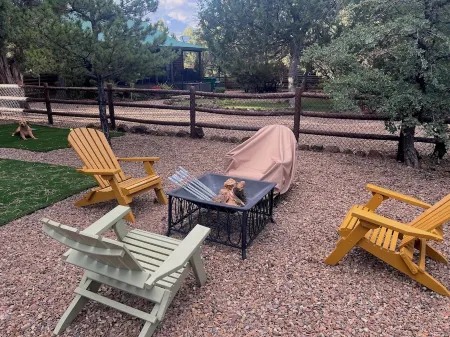 Pet friendly 2-bedroom home with loft, sleeps 10, in gated Bison Ridge, Show Low