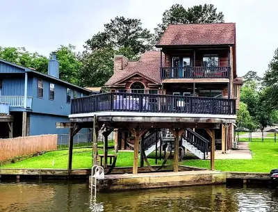 Stunning Waterfront Lakehouse at Shadow Bay Hotels near Corinthian Point Yacht