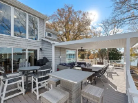 Water front Oasis with pickle-ball court and hot tub Hotels in Mathews County