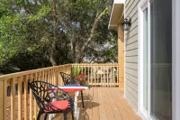 Coastal Chic Tiny House with Hottub, Kayak, Bikes and Sub's Hotels in Kitty Hawk
