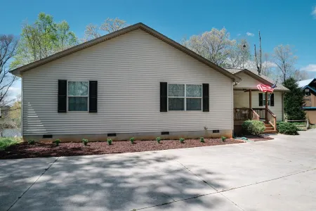 Charming Home, Main Lake, Great Views, Sunsets, Lake Gaston