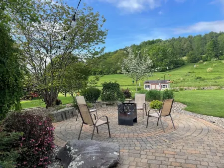 20 minutes from Penn State! Private entrance, cozy living space.