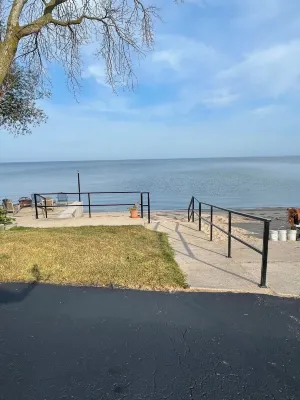 Condo w/ water access. Short drive to Green Bay and Sturgeon Bay/Door County Hotels in Kewaunee County