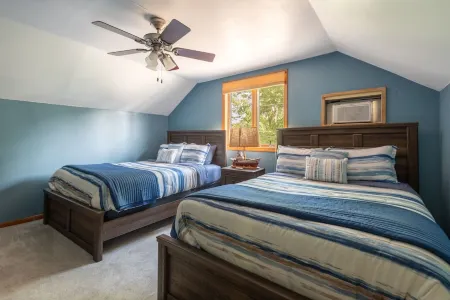 All You Need Is Your Fur Baby And The Beach% of each stay donated to rescue) Отели в г. Комо