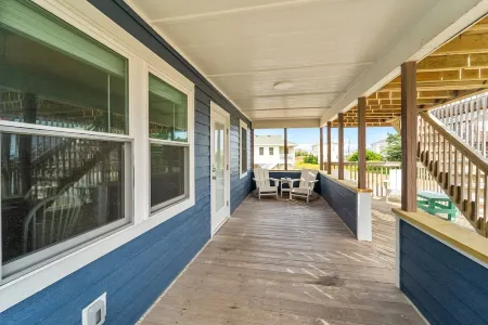 Wright Salty/One Block to Beach/Dog Friendly/Ocean Views/Covered Outdoor Space