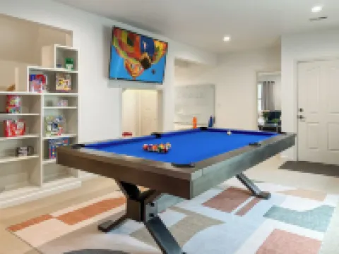 FULLY LOADED - hot tub - pool table - arcade games - 10 min from Downtown WW