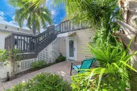 Cozy Bungalow Apartment Walking Distance to Shops, Bars and Beach!