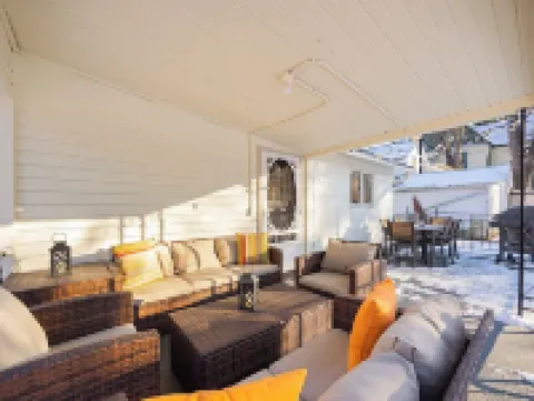 Charming Historic Home, Luxurious Remodel, Walk to Downtown, Tree-Lined Street Hotéis em Delaware