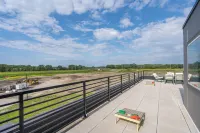 NEW home located downtown!Family-friendly, walkable to coffee shops, restaurants