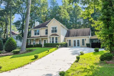 Convenient City Retreat with MASSIVE Backyard, 10 mins from Airport Hotels near Hartsfield-Jackson Atlanta International Airport