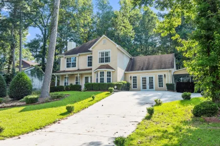 Convenient City Retreat with MASSIVE Backyard, 10 mins from Airport