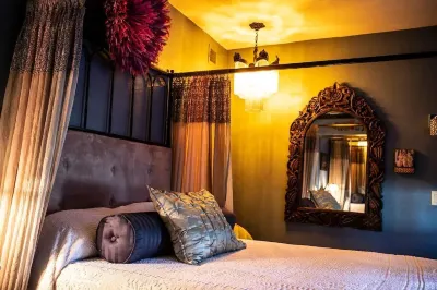 Casa Flamenco Hotels near Limited Additions