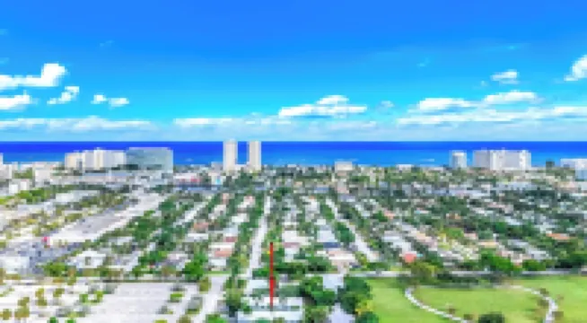 Beach Unit! Walk To Beach & Restaurants / Shops!
